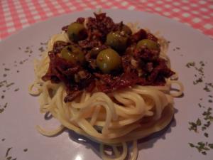 Špagety se sardelkami a sušenými rajčaty